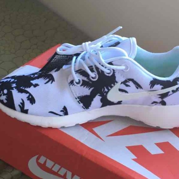 Palm Tree Nike Shoe Roshe Run Size 8 - Picture 3 of 4